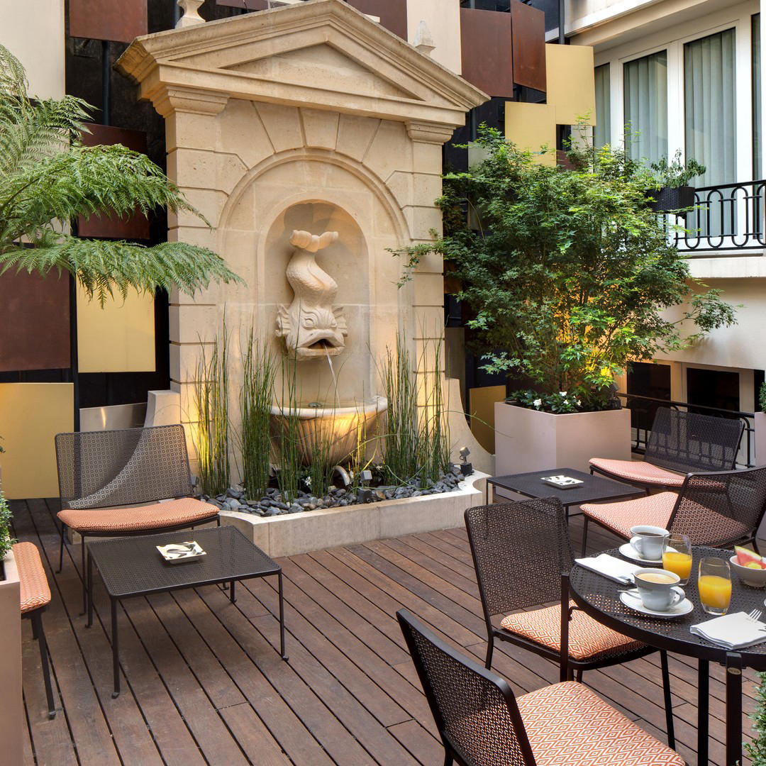 Hôtel Rochester Champs Elysées - Take a moment to relax in our interior courtyard#frontenacgroup #lu